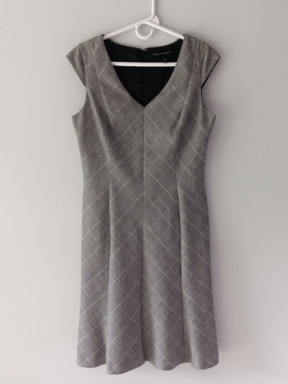 White House Black Market V-Neck Pleats Cap Sleeve Dress Plaid Black White Size 8